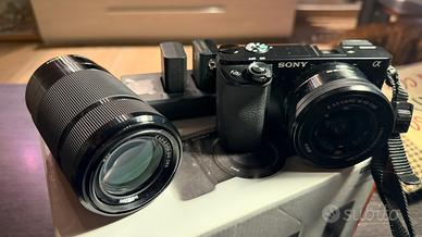 Mirrorless Sony Alpha 6100 con due obiettivi