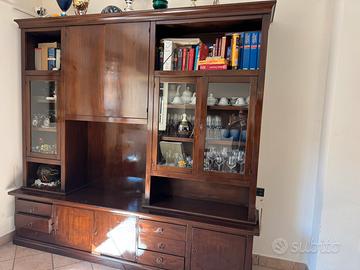Parete attrezzata in legno.