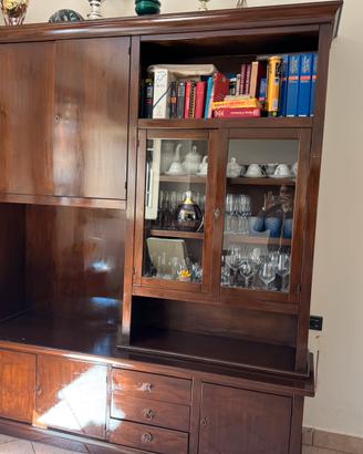 Parete attrezzata in legno.