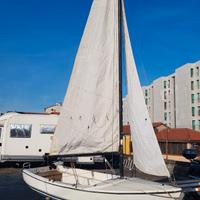 Barca a vela con motore e carrello stradale