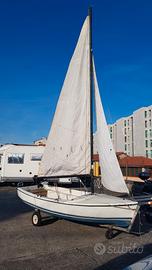 Barca a vela con motore e carrello stradale