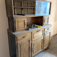 Credenza vintage con vetrina scorrevole incisa