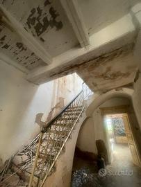 Stabile indipendente con cortile