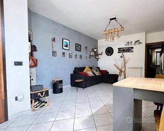 Via tre venezie di fronte alle scuole