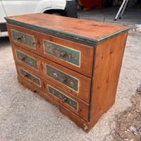 Mobile con cassetti in legno decorato