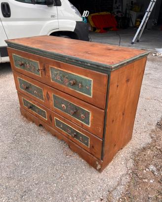 Mobile con cassetti in legno decorato