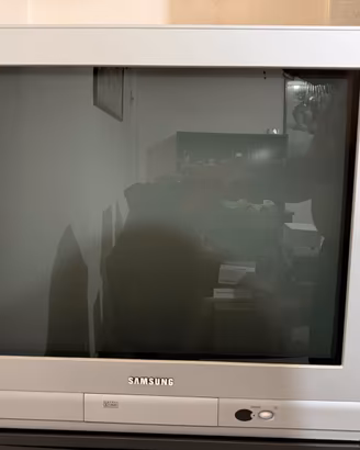 Televisore TV a  schermo piatto a colori