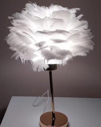  Lampada con piume artificiali bianche 