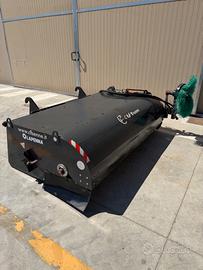 Benna spazzatrice attacco merlo