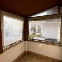 finestre in alluminio con apertura a compasso