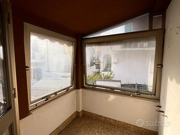 finestre in alluminio con apertura a compasso