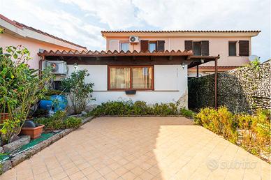 Villetta su due livelli con giardino fronte e retr
