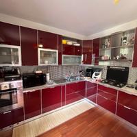 Cucina moderna bordeaux lucida (tavolo incluso)