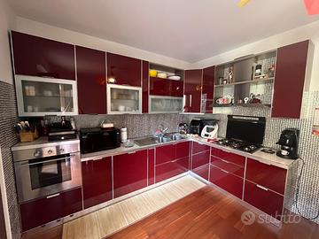 Cucina moderna bordeaux lucida (tavolo incluso)