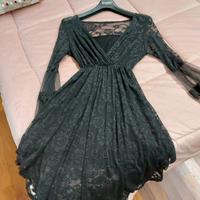 Vestito in pizzo con gonna a v