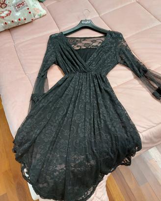 Vestito in pizzo con gonna a v
