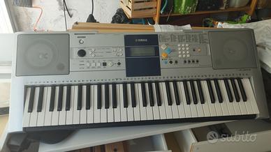 Tastiera Yamaha PSR-E323