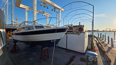 Barca con motore bloccato SAGA 7000