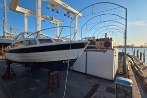 Barca con motore bloccato SAGA 7000