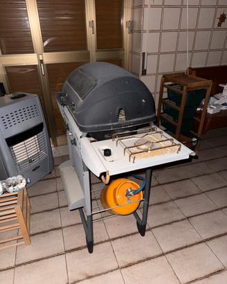 Barbecue a gas con coperchio e fornello laterale