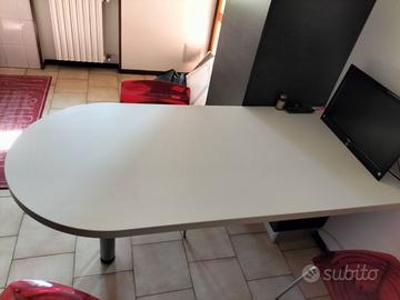 Tavolo, sedie e colonna dispensa