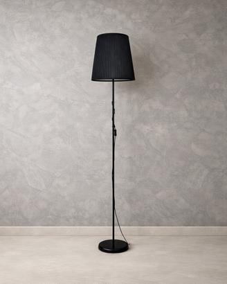 Piantana moderna nera