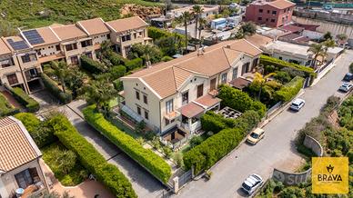 Villa con giardino in Via Aspasia