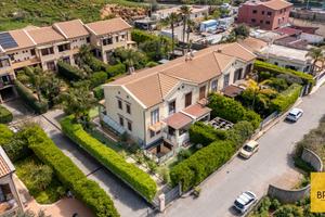 Villa con giardino in Via Aspasia