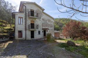 Casa indipendente di 180 m² con 5 locali a Cantali