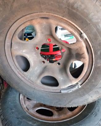 4 gomme termiche  205/70 R15 con cerchi Suzuki 
