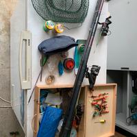 Stock materiale pesca canne mulinelli cucchiaini