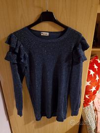 maglia blu glitterata con maniche a balze