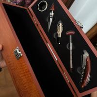 Cassetta con attrezzi porta vino