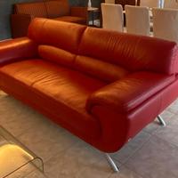 divano in pelle rossa
