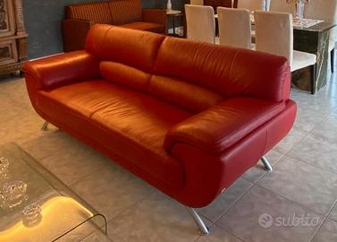 divano in pelle rossa