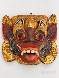 Maschera indonesiana in legno intagliato