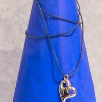 Collana in caucciù con ciondolo a cuore