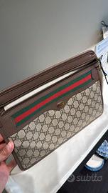 Iconica pochette Gucci modello Ophidia