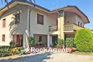 Villa di 310 m² con più di 5 locali e box auto a M