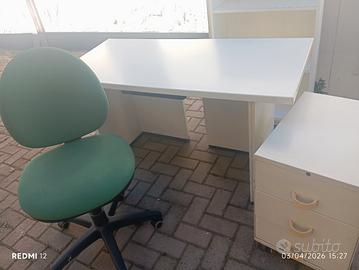 scrivania con cassettiera e poltrona