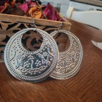 Orecchini di bigiotteria con decorazioni