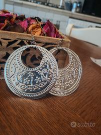 Orecchini di bigiotteria con decorazioni