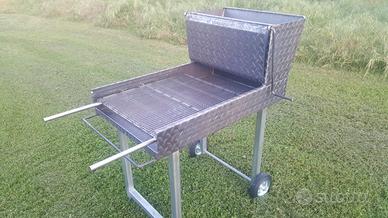 Barbeque in ferro, a legna o carbonella