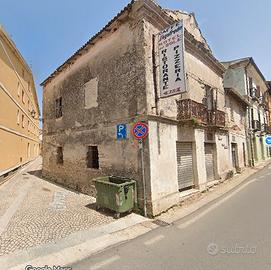 Casa indipendente con cortile e terrazza a livello