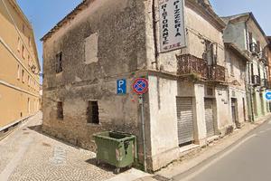 Casa indipendente con cortile e terrazza a livello