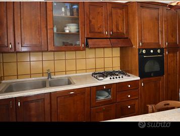 Cucina in legno compleata di elettrodomestici