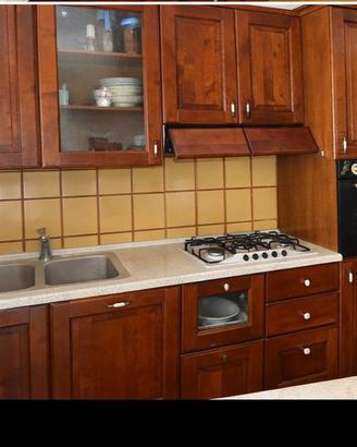 Cucina in legno compleata di elettrodomestici
