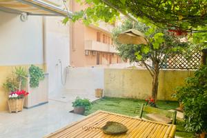 Alghero vicino spiaggia con giardino