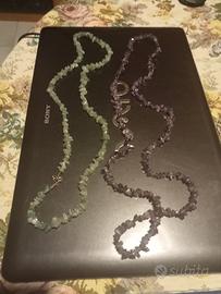 2 collane luminose ,una marrone,l'altra verde