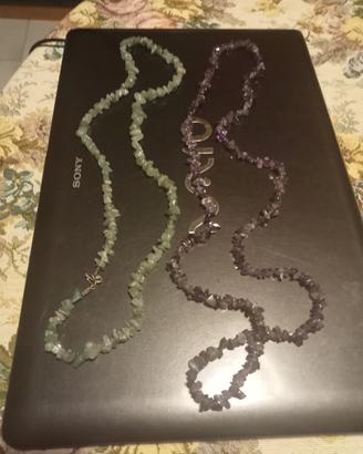 2 collane luminose ,una marrone,l'altra verde